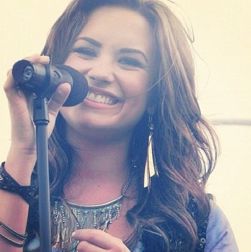 ThatfakeOnee's profile picture. Baby be mine tonight, mine tonight.