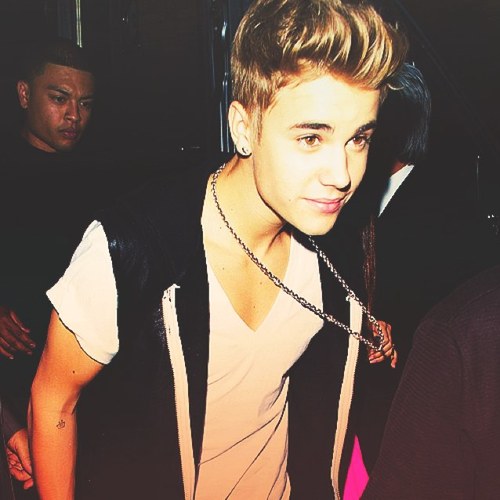 I was hacked. My old twitter was Abby_Bieberr i had about 800 followers.. Please help me get them back :( #beliebershelpbeliebers