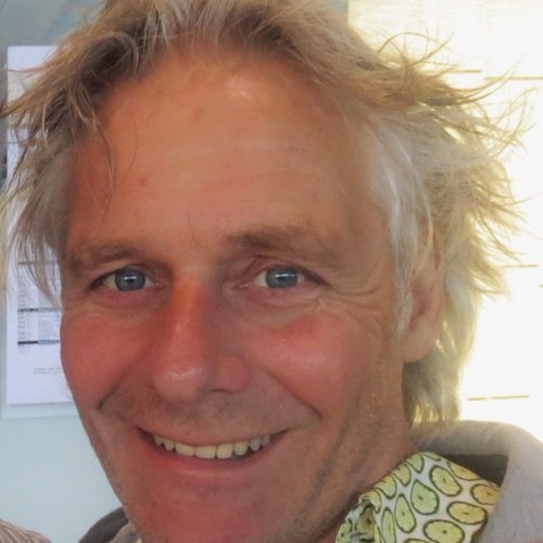 Sculptor, Poet and entrepreneur. Owner of gallery Moeejen Daag ( beautiful day) https://t.co/5Ov9vSJZPg