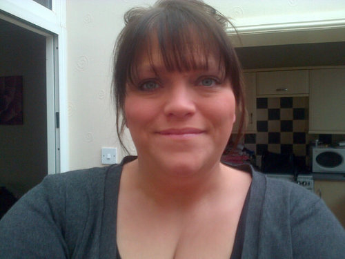 I'm a single mum to 3 boys and a lovely daughter! I love football, beer and films! :)