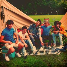Zayn Malik, Louie Tomlinson, Liam Payne, Harry Styles & Niall Horan.
5 Boys, 1 Dream, 1 Massive Fanbase.
WE FOLLOW BACK!!