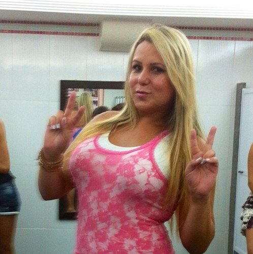 Tá faltando mulher que se dê valor. Que cubra os peitos e mostre o coração. Que exercite o cérebro ao invés da bunda. Que saia a noite pra se divertir e não pra