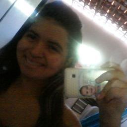 Sou uma menina muito extrovertida,bonita,leonina e muito simpatica!