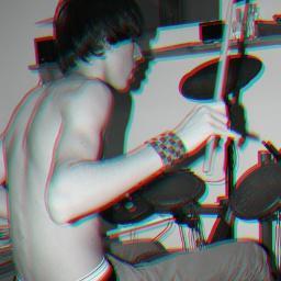 Skate, tocar la batería, el piano, hurgarme la nariz de vez en cuando, tirarme un peillo que otro y escushá música lo típico táh. @lachicachicle_