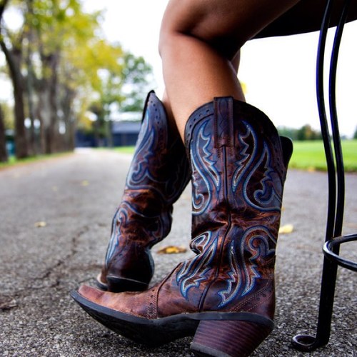 Country girl in Ohio lovin' my boots, my Cummins, my Powerstrokes, my country music, and my cattleman❤