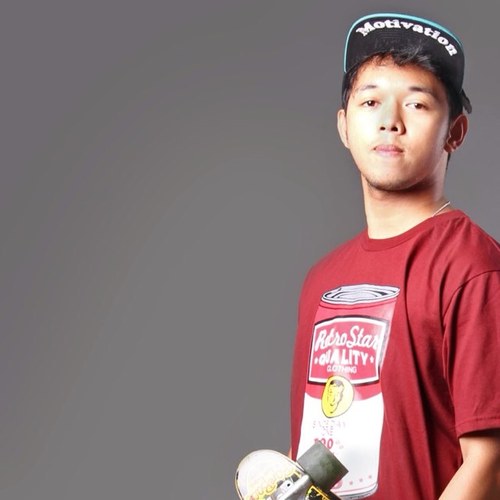 GraphicArtist/Skateboarder/Dancer/Entrepreneur/ Stylist/Tourist/dreamerr.frustrated singer! huwow! ;p