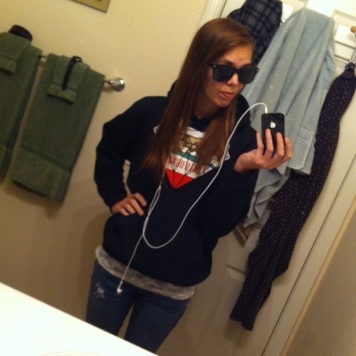 ineedyuhopeless's profile picture. Would you please stay and come inside baby, would you please stay and please be mine baby. #TeamLesbian