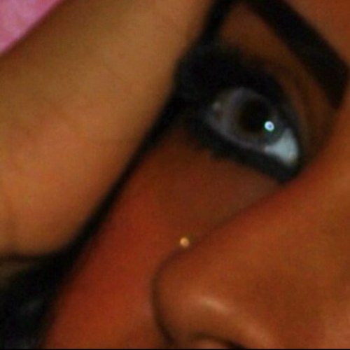 Reeeeeeeoe's profile picture. بنت الكفو الي لآ جآه الخايف بيامنّ .. وزودً عليها لدرب الزين عنواني