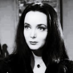 Pigra,lunatica e vendicativa. Se posso evito il sole,vesto solo di nero e adoro Tim Burton. Ah dimenticavo.. abito davanti ad un cimitero.