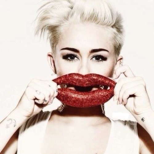 La musica è ciò che respiro, quello che amo fare. Mi mantiene in vita!
Cit. Miley Cirus 




Smiler ❤