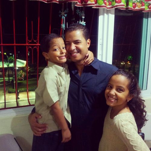 Ingeniero, Softbolista, padre de Ashley,Arturo y esposo de Dayana Ureña.