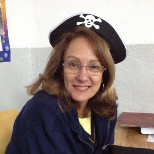 Mujer esperanzada y luchadora amante de la fisica. Miss Escuela naval de 1977. Bomba sexy del siglo XX. Ingeniera Cum Laude graduada en los 70's.