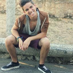 Rubio, pero no tonto. Cabezón a más no poder. Soy yo mismo, si no te gusta, no sé que haces en este perfil. A falta de amor, las mates me dan por culo. TDSHOCK.