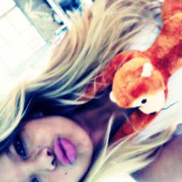A menina , meiga , doce , linda , chata , ignorante !
* Mais cercada de amigos *-*
