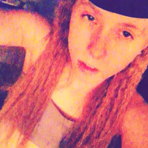 The namess Ashley , 16, 5'4 , 
SinqqleLife3 hit me up.