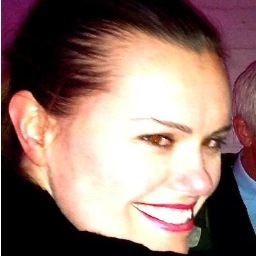 Fashion editor turned interiors obsessed treasure hunter. Instagram: @zoeaird