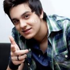 Vou escrever mais um milhão de canções pra vc ouvir q meu amor é teu, teu sorriso me faz sorrir,vou d Marte até a Lua, cê sabe já tô na tua..TeAmoზShow:23/6/13.