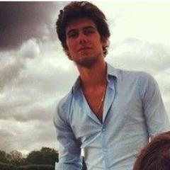 Matias poco pendejo. Yo te protegeré, yo te acompañaré a lo desconocido a lo jamás sentido, ahí siempre estaré.