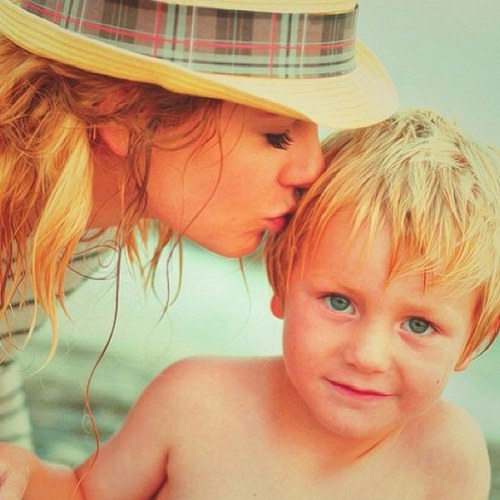 teamswift4ever_'s profile picture. ❤Taylor swift this is my note to you. Dear Taylor, You are the most talented singer song Writer ever... I luv u to the moon and Back ❤