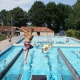 Zwembad Valthermond blijft bestaan door samenwerking bewoners en lokale ondernemers - Samen sta je sterker!