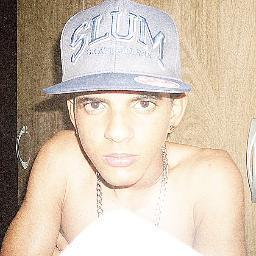 um garoto simpatico,brincalhão,esperto,corajoso gosta de curtir a vido com os amigos e tirar muita mas muita onda e o resto so seguindo mesmo