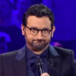 La #TeteDeSuspense inventée au XXIe siècle par Cyril Hanouna.
Un petit plissement des lèvres limite envie de déposer une pêche dans les WC.