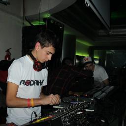 16 years old professional Dj & music producer that plays at clubs all around Spain. Styles: Electro & Dubstep.
http://t.co/yRWw4Lxdr2