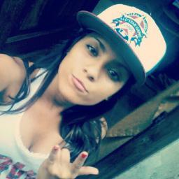 Eu me apego demais, eu me importo demais, me iludo demais, gosto de cuidar demais, tenho ciúmes demais, crio expectativas demais e me apaixono fácil