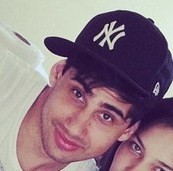 O teu sorriso passou a ser o motivo do meu , e mesmo de longe te amo !