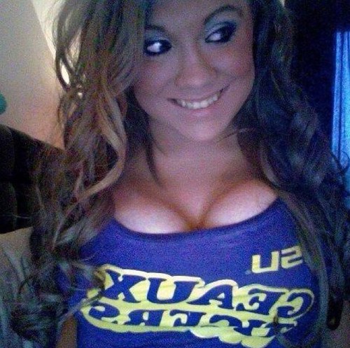 Not affiliated with LSU. We support LSU fans and pics of them in their favorite apparel. We do not promote nudity. Email pics to bayouboobs@gmail.com #lsuboobs