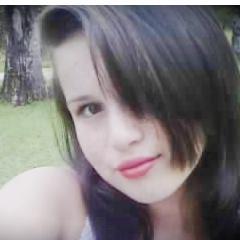 Eu erro, eu amo, eu choro, eu brinco, eu sorrio, eu tenho defeitos, eu tenho qualidades, eu minto, eu converso sozinha, canto errado. E não sou perfeita !