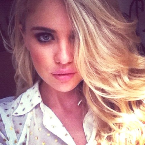 I sing & write music. Sometimes blog. You can figure out the rest... ;) {not @KaysleeCollins.}
