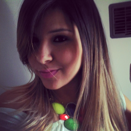 -  Cantora ,tenho 22 anos, aquariana, torcedora do Corinthians, e cheia de sonhos