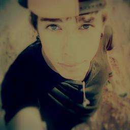 EU sou um garoto igual a qualquer outro (mentira) tenho 16 anos, curto muito baladinhas DANCER FS.