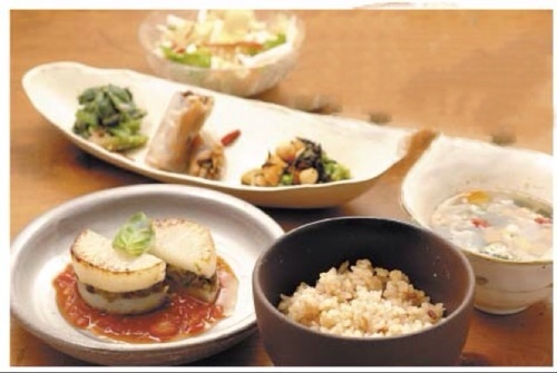 あまりリプ出来ません。ごめんなさい！
海と山に囲まれた蒲郡。地元の季節のお野菜を美味しく食べれる、創作薬膳キッチン『ナチュラルキッチンせさみ』 二階はヨーガセラピーとアーユルヴェーダ『ヒーリングルームセサミ』アーユルヴェーダ、自然の力でカラダとココロを癒して健康に！ ♯海 空 朝陽 野鳥 季節の花 iPhone撮り