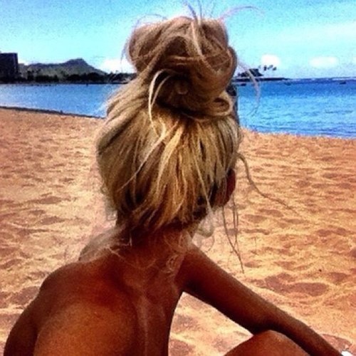 Just a small town girl with a big city dream. I tweet what i love, i tweet what i feel. Im gonna go far. You just wait. xoxo✌