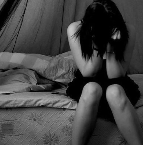 I'm just here to let everything i can't say out. I self harm and starve myself. I try to help people, maybe we can help eachother. Tweets might be triggering.