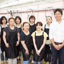マルニ流通はお客様への安心、安全、効率を常に考え、
業務に従事しております。
また、南大阪というマルニ流通を支えてくれている地域に対しても、
安定した雇用を発生させることによって、貢献させていただいております。
さらには、自社の従業員に対しても気持ちよく仕事をしてもらえるよう
職場環境の整備に努めております。