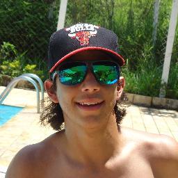 Não cruze os braços diante de uma dificuldade,pois o maior homem do mundo morreu de braços abertos...   Naamoradoo da @soufofaawn  sz'