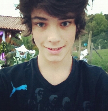 Até que ia fazer uma bio legal mais o tutu me chamou pra comer jujuba e eu fui :* // SOU APENAS DA IZA ;3