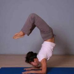 Dawn Mak, a qualified yoga and Pilates instructor offering private yogalates classes in Hong Kong for people of all ages and abilities.