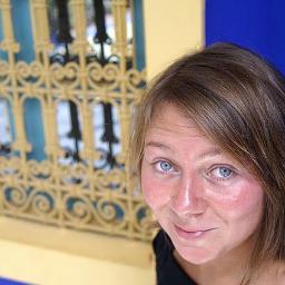 En vrac : Romaniste, prof, idéaliste, humaniste, citoyenne vigilante, défense des droits humains, féministe, ...