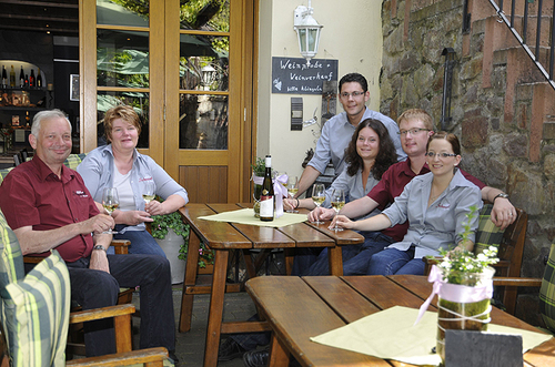 Auf unserer Website erfahren Sie mehr über unsere Familie, unser Weingut, die Weinstube, sowie unser Gästehaus im schönen Erden an der Mosel.
