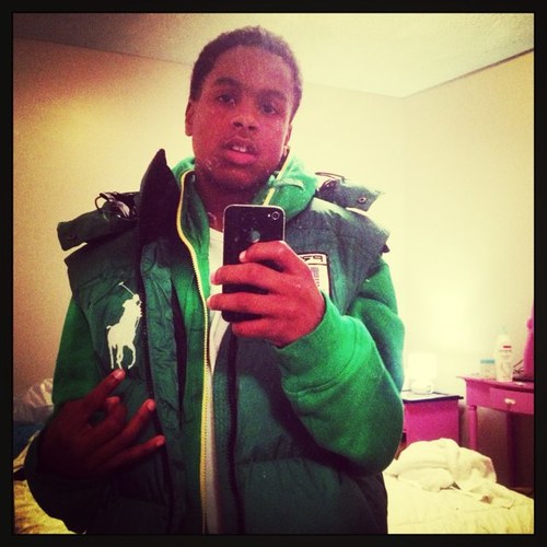 Mane im trying to get rich so i can take care of my moma and take care of my sister and take care of my brothers i just wanna get rich fuck a bio but me !