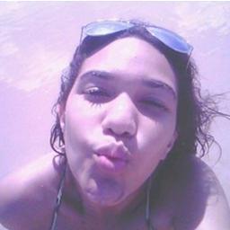 bem,vou tentar me resumir:sou legal, mais sou chata, ou pelo menos,irritante (sério!). Sou alegre,mais fico triste com muita facilidade.e rio das minha piadas.