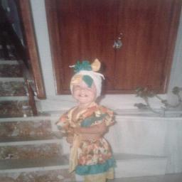 lorenmrtca's profile picture. Me he subido a mi mesa para recordar que hay que mirar las cosas de un modo diferente. El mundo se ve distinto desde aquí arriba.