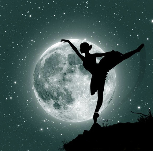 Jeune femme curieuse et ouverte d'esprit, fan de danse classique et boss dans le spectacle