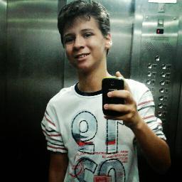Sou doido, mas sou consciente, podem ate me chamar de criançinha, mas prefiro ser uma criança feliz, a um adulto com problemas demais, prefiro ser feliz do meu