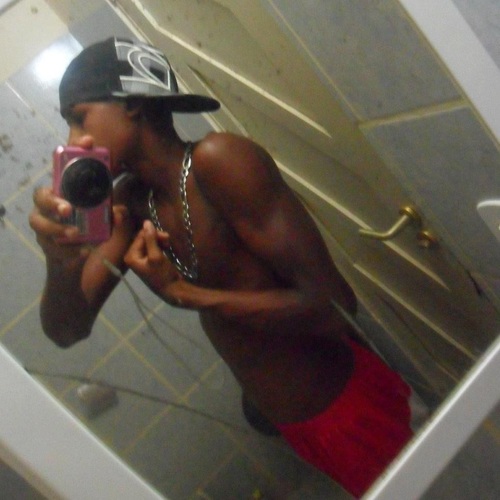 vem surfar na minha onda sereia..um belo de um Surffista. . Veem Seenttir Ho Poder Doo Pretxinho :-*