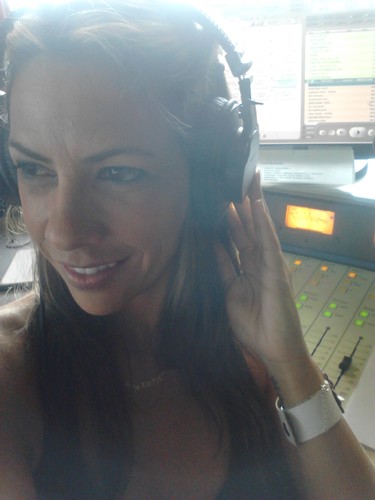 Radialista, locutora,mãe da Valentina. Aquariana, pensante, ensolarada, apimentada e neurótica. Amélia nas horas vagas. Pratico o sincericidio. Amo loucamente.